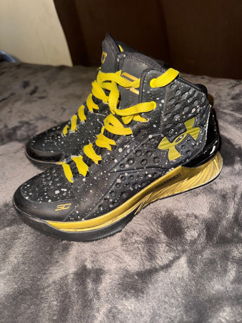 Under Armour Curry 1 Basketball Shoes Size 4 youth Black Gold SC Logo
